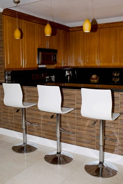 Nowoczesne Wnętrze Kuchni Stołem Krzesłami — Zdjęcie stockowe