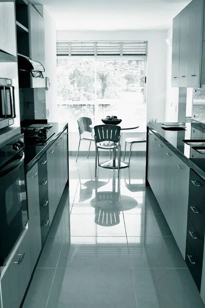带有白色 黑色和蓝色的现代厨房内部 — 图库照片