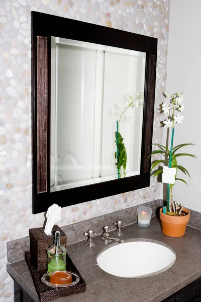 带有镜子和玻璃的现代化浴室内部 — 图库照片