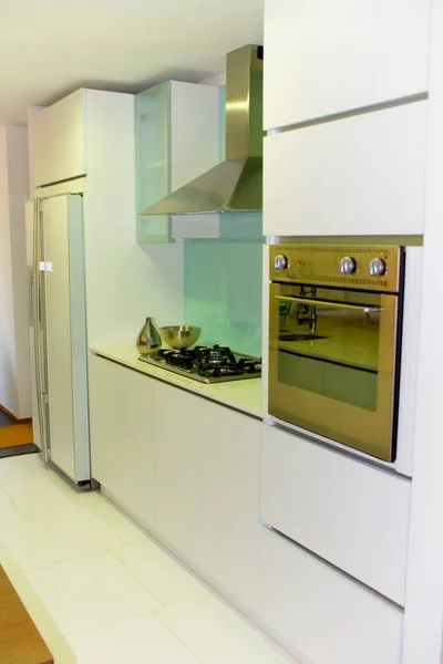 Interior Cozinha Moderna Com Paredes Brancas Uma Grande Janela — Fotografia de Stock