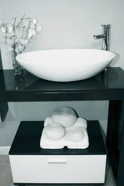 Εσωτερικό Μπάνιο Πετσέτες Και Νεροχύτη — Φωτογραφία Αρχείου