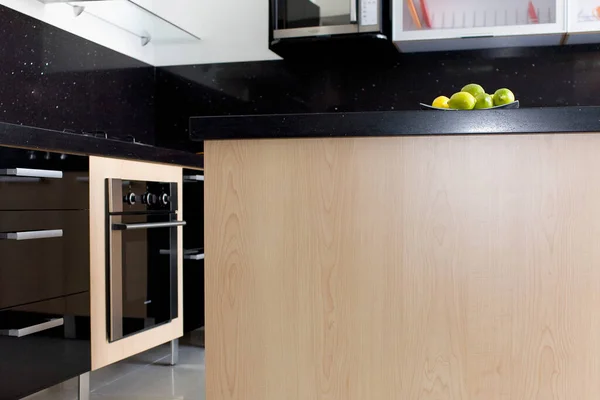 Moderne Kücheneinrichtung Mit Weiß Und Schwarz Und Gelb — Stockfoto