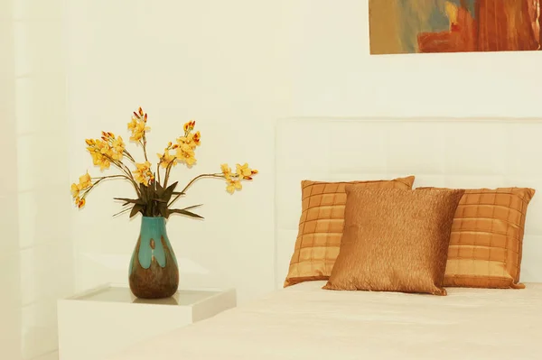 Belo Sofá Luxo Interior Quarto Com Parede Branca Almofadas Coloridas — Fotografia de Stock