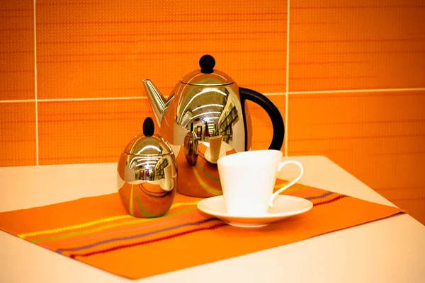 Eine Tasse Tee Mit Wasserkocher Und Teekanne Auf Einem Holztisch — Stockfoto