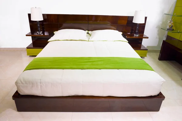 Biała Poduszka Dekoracji Łóżka Wnętrzu Sypialni — Zdjęcie stockowe