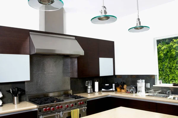 白と黒の壁のモダンなキッチンインテリア — ストック写真