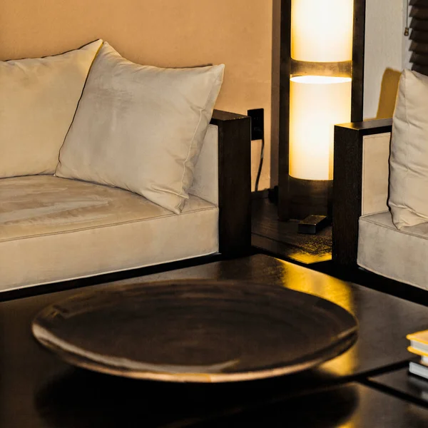 リビングルームのインテリアでソファの装飾に美しい豪華な枕 ヴィンテージライトフィルター — ストック写真
