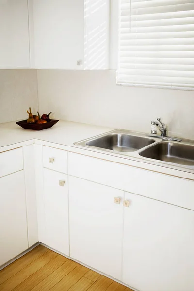 Moderne Kücheneinrichtung Mit Weißen Und Schwarzen Und Gelben Farben — Stockfoto
