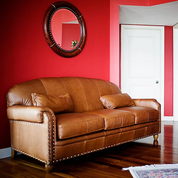 Rotes Sofa Und Ledercouch Auf Dem Tisch — Stockfoto