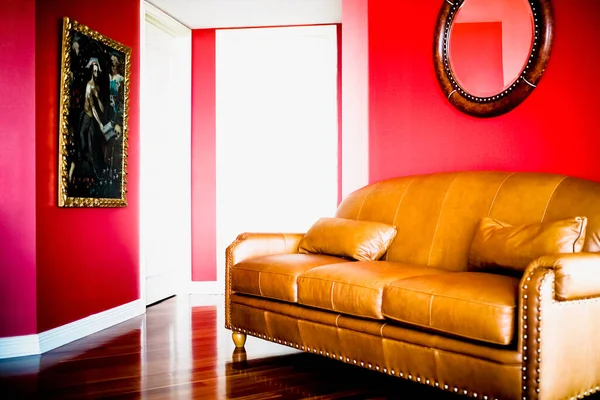 Красивый Роскошный Диван Красным Креслом Стене — стоковое фото