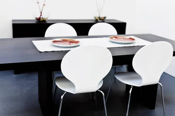 Lege Tafel Met Stoelen Tafels Achtergrond Van Het Restaurant — Stockfoto