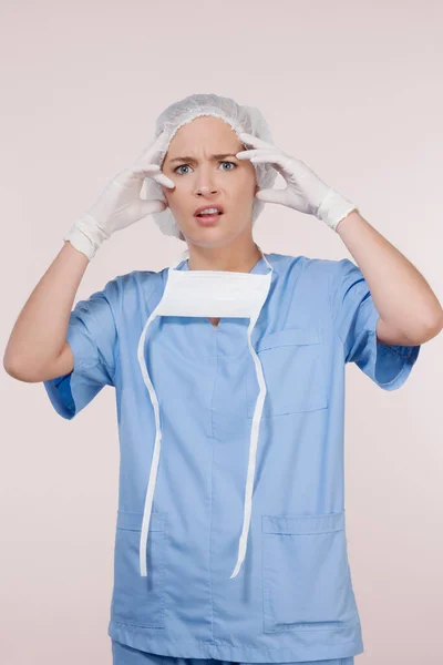 Giovane Donna Uniforme Medica Con Stetoscopio Sulla Testa Isolato Sfondo — Foto Stock