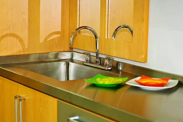 Moderne Küchenspüle Mit Weißem Und Gelbem Wasserhahn — Stockfoto
