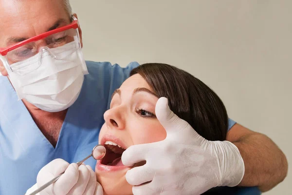 Dentista Examinando Los Dientes Con Paciente Clínica Dental —  Fotos de Stock