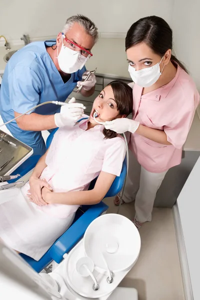 牙科诊所的牙医及病人 — 图库照片