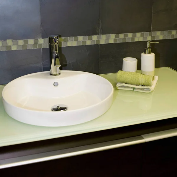 带有水池和水龙头的现代化浴室内部 — 图库照片
