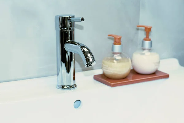 Lavabo Bagno Con Sapone Liquido Bianco Rubinetto Acqua Sullo Sfondo — Foto Stock