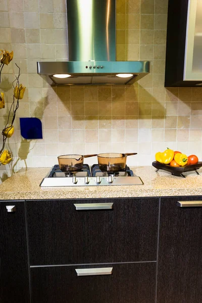 Kücheneinrichtung Mit Moderner Spüle Und Geräten — Stockfoto