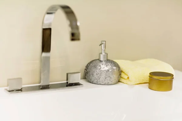 Salle Bain Avec Serviettes Serviette Sur Fond Blanc — Photo