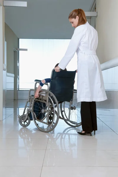 Mulher Deficiente Cadeira Rodas Com Seu Paciente — Fotografia de Stock