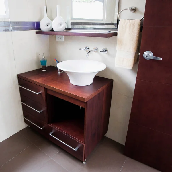 Interior Banheiro Moderno Com Pia Branca Decoração Vidro — Fotografia de Stock