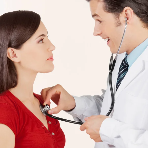 Ung Kvinna Läkare Och Patient Med Stetoskop — Stockfoto