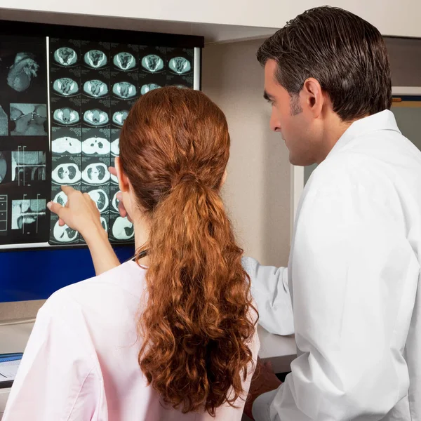 Médico Que Examina Radiografía Una Paciente Femenina Hospital —  Fotos de Stock