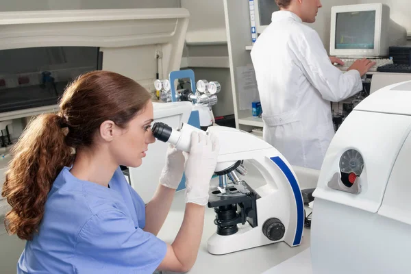 Kvinnlig Forskare Tittar Mikroskop Laboratorium — Stockfoto