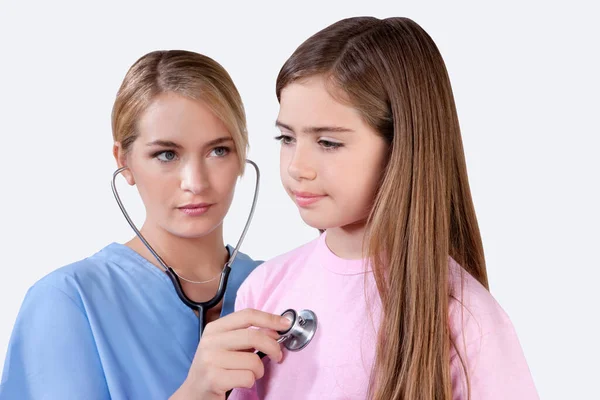 Jovem Médico Com Estetoscópio Sua Filha — Fotografia de Stock