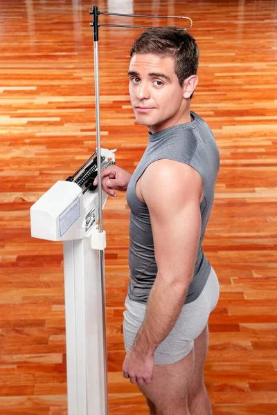 Joven Haciendo Flexiones Banco Gimnasio — Foto de Stock