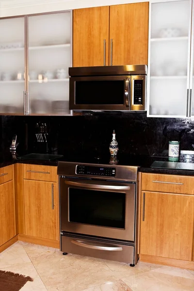 Modern Keukeninterieur Met Witte Zwarte Apparatuur — Stockfoto