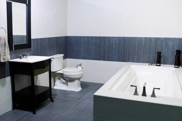现代化的浴室内部 有白色和灰色的墙壁和一杯水 — 图库照片