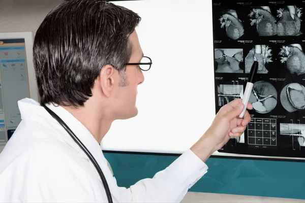 Médico Examinando Imagen Rayos Del Paciente Masculino Hospital — Foto de Stock
