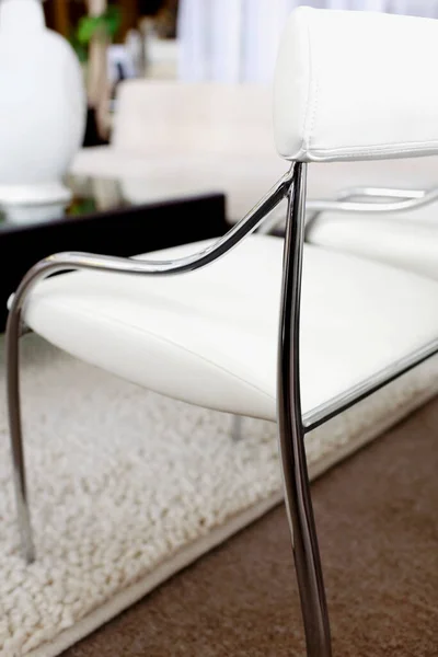 ソファの上の白い椅子 — ストック写真
