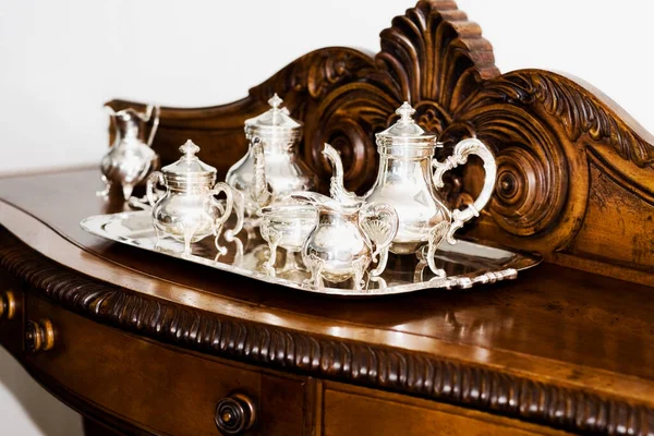 Antiker Tisch Vintage Stil Mit Keramikvasen Und Kaffeetasse — Stockfoto
