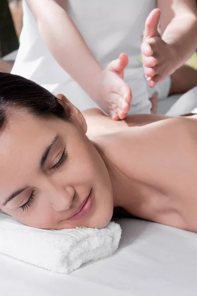 Jeune Femme Recevant Massage Spa Salon — Photo