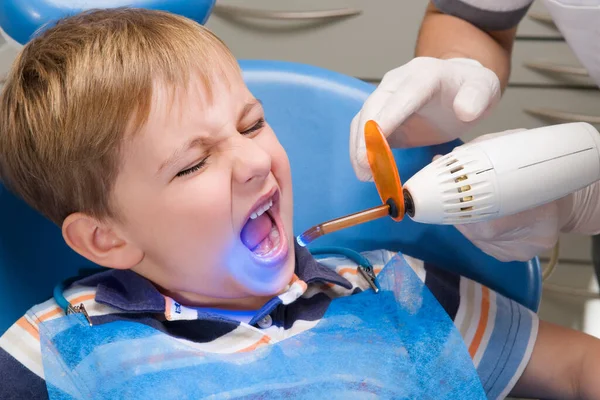 Chłopiec Dentysta Badania Zęby Jej Mały Dziecko — Zdjęcie stockowe