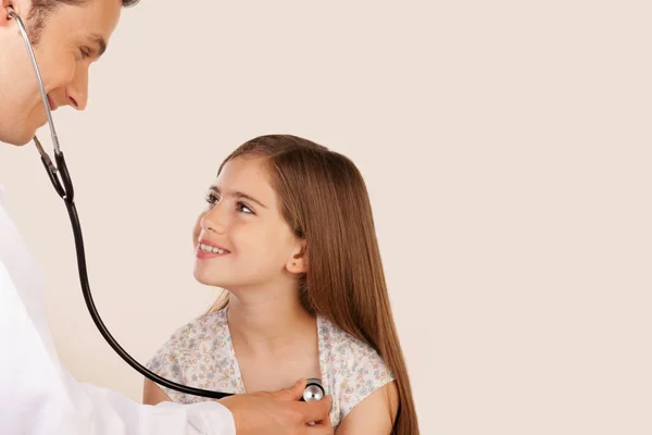 Jeune Femme Médecin Avec Stéthoscope Petite Fille — Photo