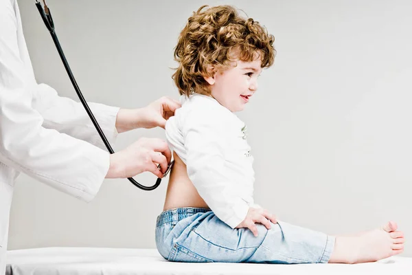 Menino Com Estetoscópio Fundo Branco — Fotografia de Stock