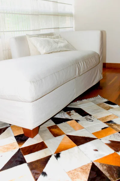Sofá Moderno Com Travesseiros Fundo Branco — Fotografia de Stock