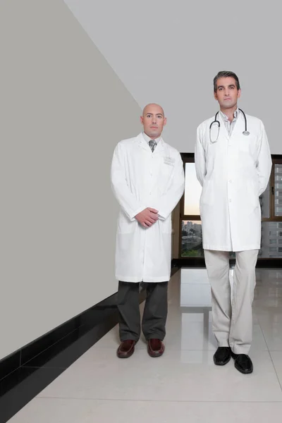 Portret Grupy Lekarzy Stojących Szpitalu — Zdjęcie stockowe