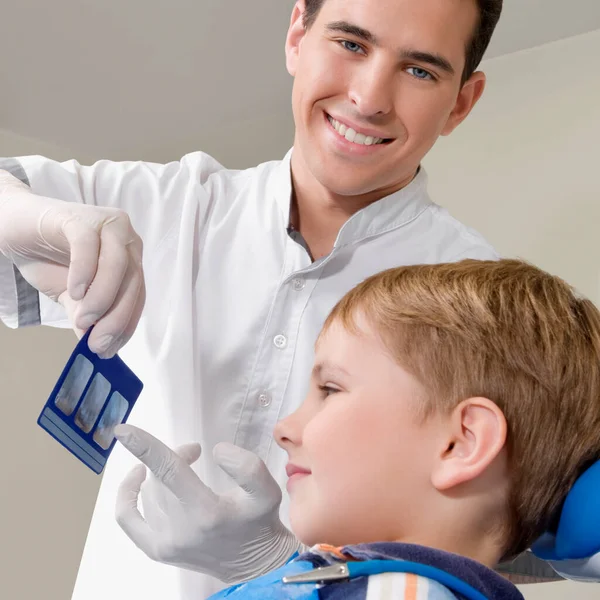 Dentista Examinando Sus Dientes Con Modelo Dental —  Fotos de Stock