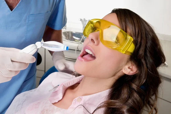Dentysta Badający Pacjenta Klinice Stomatologicznej — Zdjęcie stockowe