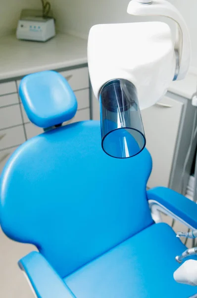 Стоматологическое Кресло Синими Белыми Зубами — стоковое фото