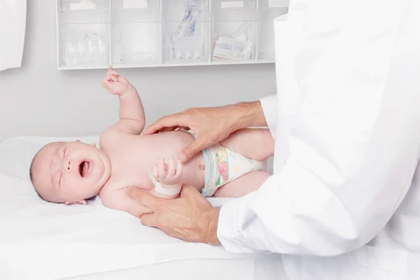 病院で赤ん坊を診察する医師は — ストック写真