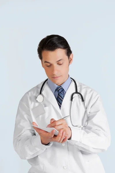 Portrait Jeune Médecin Avec Stéthoscope Sur Fond Blanc — Photo