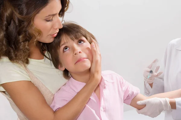 Giovane Donna Medico Esaminando Sua Piccola Figlia — Foto Stock