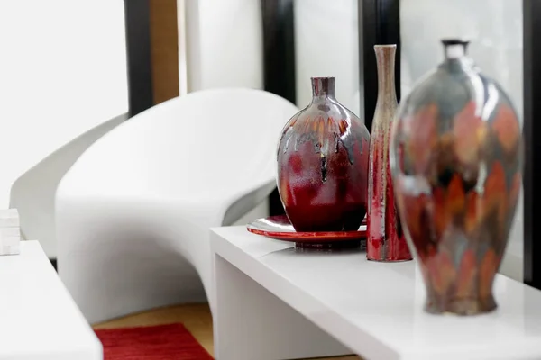 Nærbilde Vakkert Rødt Hvitt Kjøkkenbord Med Utydelig Bakgrunn – stockfoto