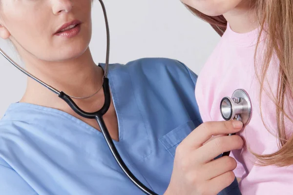 Médico Con Estetoscopio Corazón Blanco —  Fotos de Stock