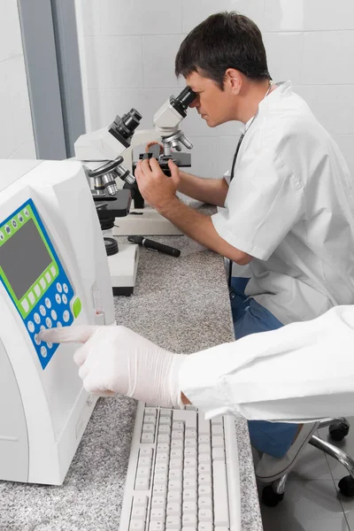 Mannelijke Wetenschapper Werkzaam Het Laboratorium — Stockfoto